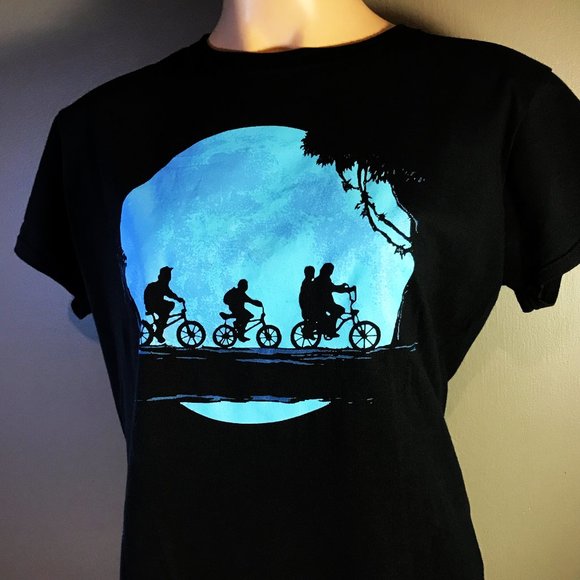 💚 2 For $20 💚 LADIES 2XL ( FITTED ) - Stranger Things - Bikes - Picture 2 of 5